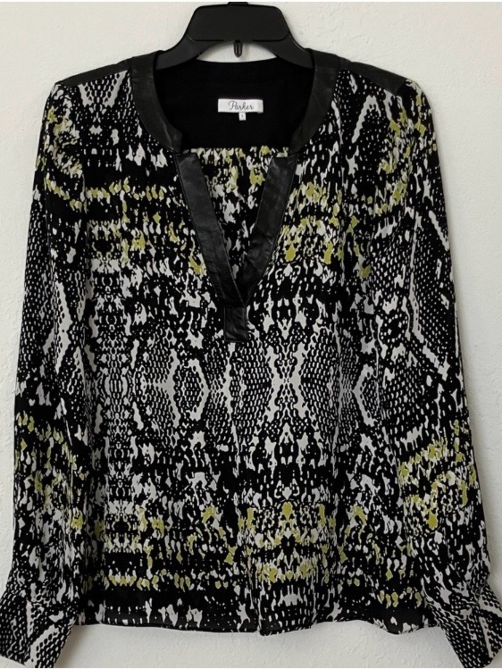 Parker Black Printed V-Neck Long Sleeve Top w/ leather trim. Sz S
